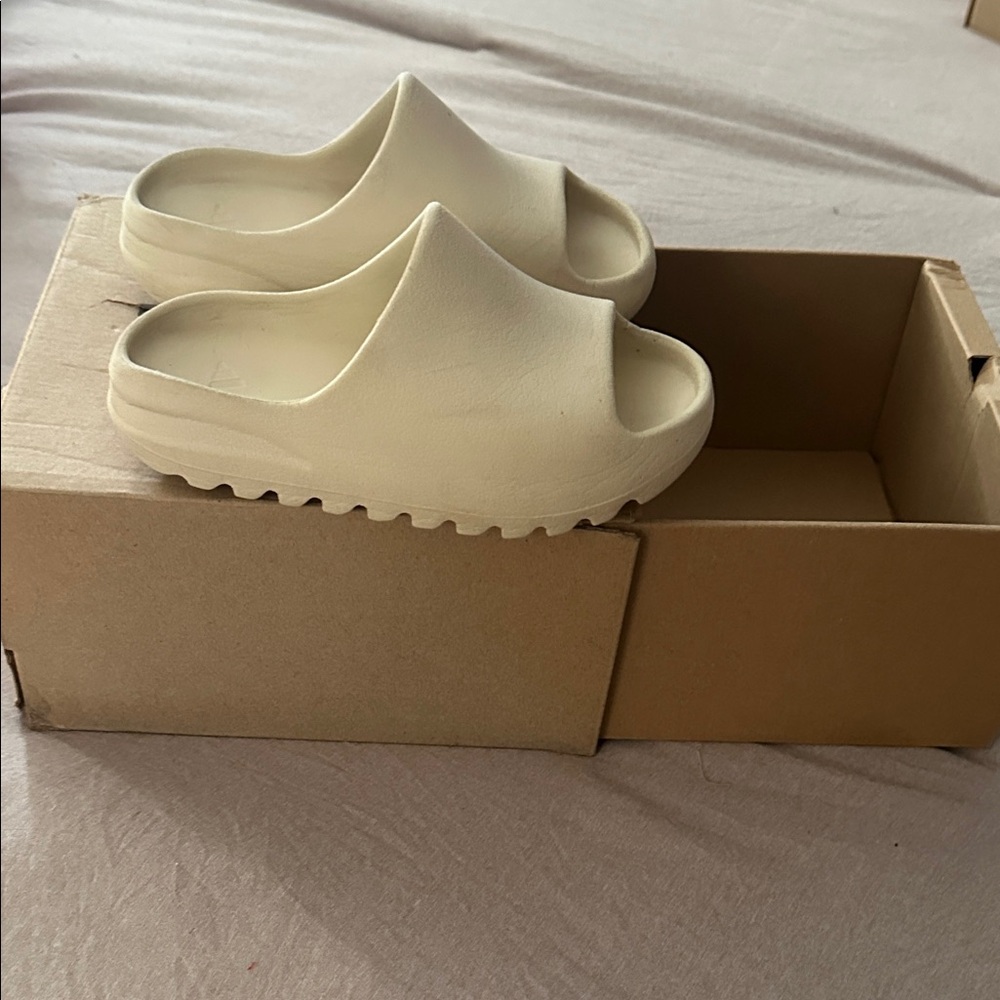 Yeezy Kids Slides in Cream